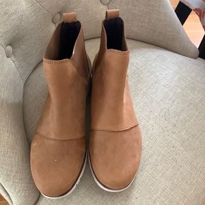 I have a beautiful pair of gently used Sorel suede boots size 8.